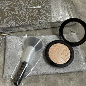 BNIB!!! MAC. Firelit Kit - Double Gleam